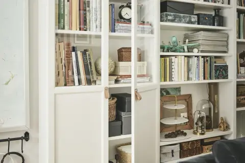IKEA białe meble: Jak czyścić, by lśniły i nie żółkły? Poradnik