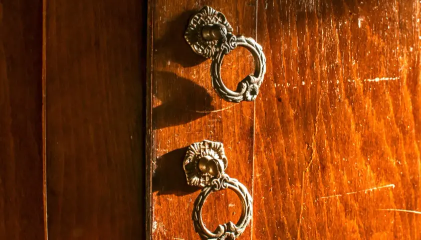 Usuń zapach pleśni z szafki: Domowe triki i profesjonalne metody