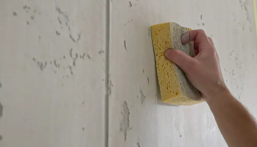 Beton dekoracyjny DIY: Jak krok po kroku stworzyć idealną ścianę?